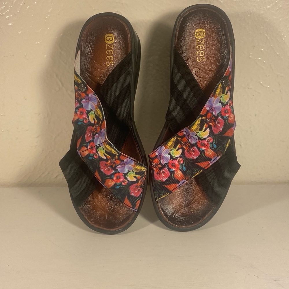 Bzees Women's Black Floral Sandals